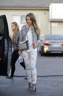Jessica Alba feet photo thumbnail