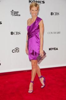 Hilary Swank feet photo thumbnail