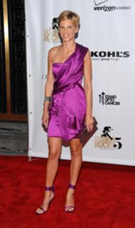 Hilary Swank feet photo thumbnail