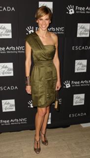 Hilary Swank feet photo thumbnail