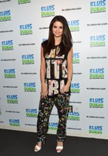 Selena Gomez feet photo thumbnail