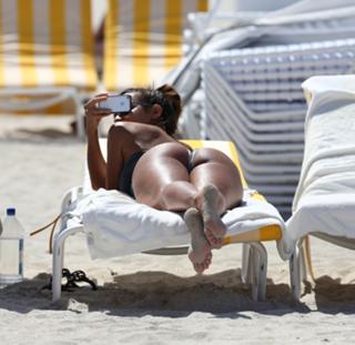 Vida Guerra feet photo thumbnail