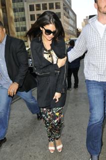 Selena Gomez feet photo thumbnail