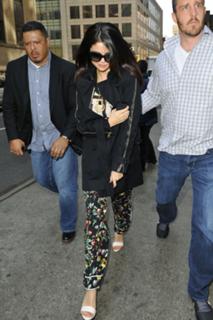 Selena Gomez feet photo thumbnail