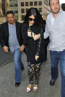 Selena Gomez feet photo thumbnail