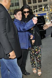 Selena Gomez feet photo thumbnail