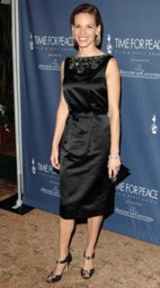 Hilary Swank feet photo thumbnail