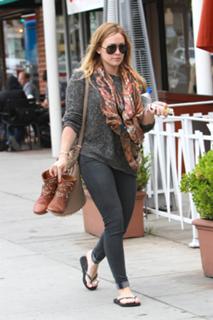 Hilary Duff feet photo thumbnail