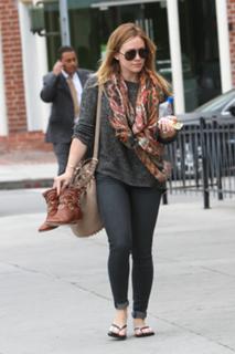 Hilary Duff feet photo thumbnail