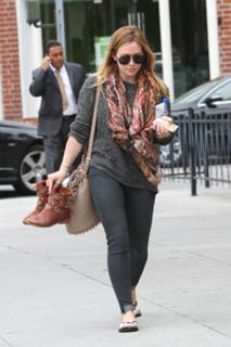 Hilary Duff feet photo thumbnail