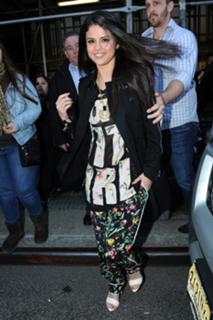 Selena Gomez feet photo thumbnail