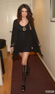 Selena Gomez feet photo thumbnail