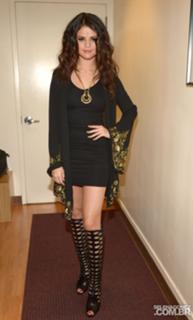 Selena Gomez feet photo thumbnail