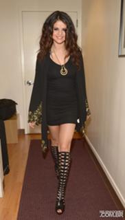 Selena Gomez feet photo thumbnail