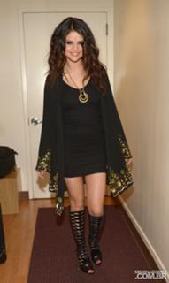 Selena Gomez feet photo thumbnail