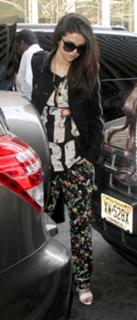 Selena Gomez feet photo thumbnail