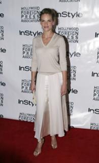 Hilary Swank feet photo thumbnail
