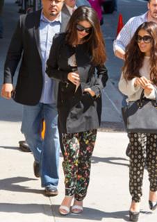 Selena Gomez feet photo thumbnail
