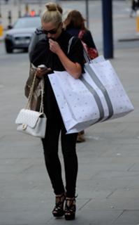 Helen Flanagan feet photo thumbnail
