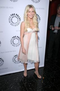 Julianne Hough feet photo thumbnail