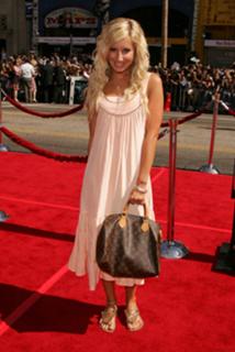 Ashley Tisdale feet photo thumbnail