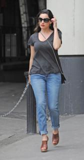 Kelly Brook feet photo thumbnail