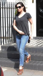 Kelly Brook feet photo thumbnail