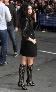 Selena Gomez feet photo thumbnail