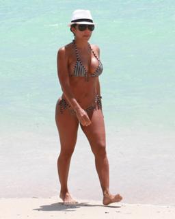 Vida Guerra feet photo thumbnail