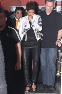 Halle Berry feet photo thumbnail
