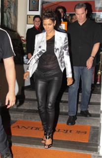 Halle Berry feet photo thumbnail
