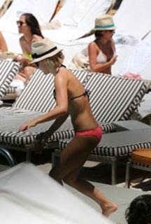 Julianne Hough feet photo thumbnail