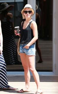 Julianne Hough feet photo thumbnail