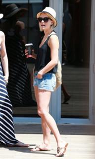 Julianne Hough feet photo thumbnail
