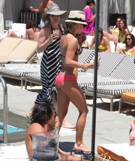 Julianne Hough feet photo thumbnail