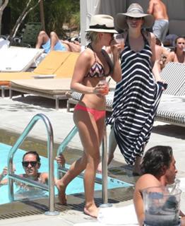 Julianne Hough feet photo thumbnail