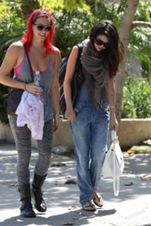 Selena Gomez feet photo thumbnail