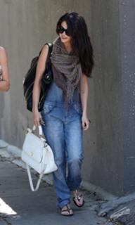 Selena Gomez feet photo thumbnail
