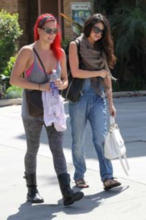 Selena Gomez feet photo thumbnail