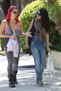 Selena Gomez feet photo thumbnail