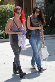 Selena Gomez feet photo thumbnail