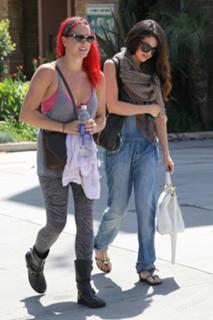 Selena Gomez feet photo thumbnail