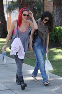 Selena Gomez feet photo thumbnail
