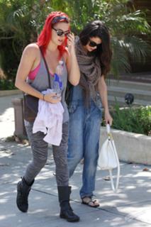 Selena Gomez feet photo thumbnail