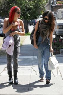 Selena Gomez feet photo thumbnail