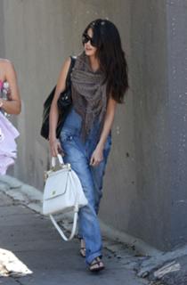 Selena Gomez feet photo thumbnail