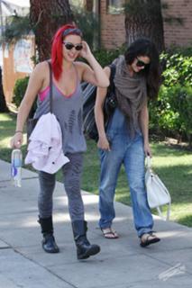Selena Gomez feet photo thumbnail