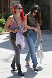Selena Gomez feet photo thumbnail