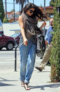 Selena Gomez feet photo thumbnail