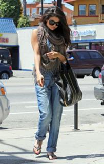 Selena Gomez feet photo thumbnail